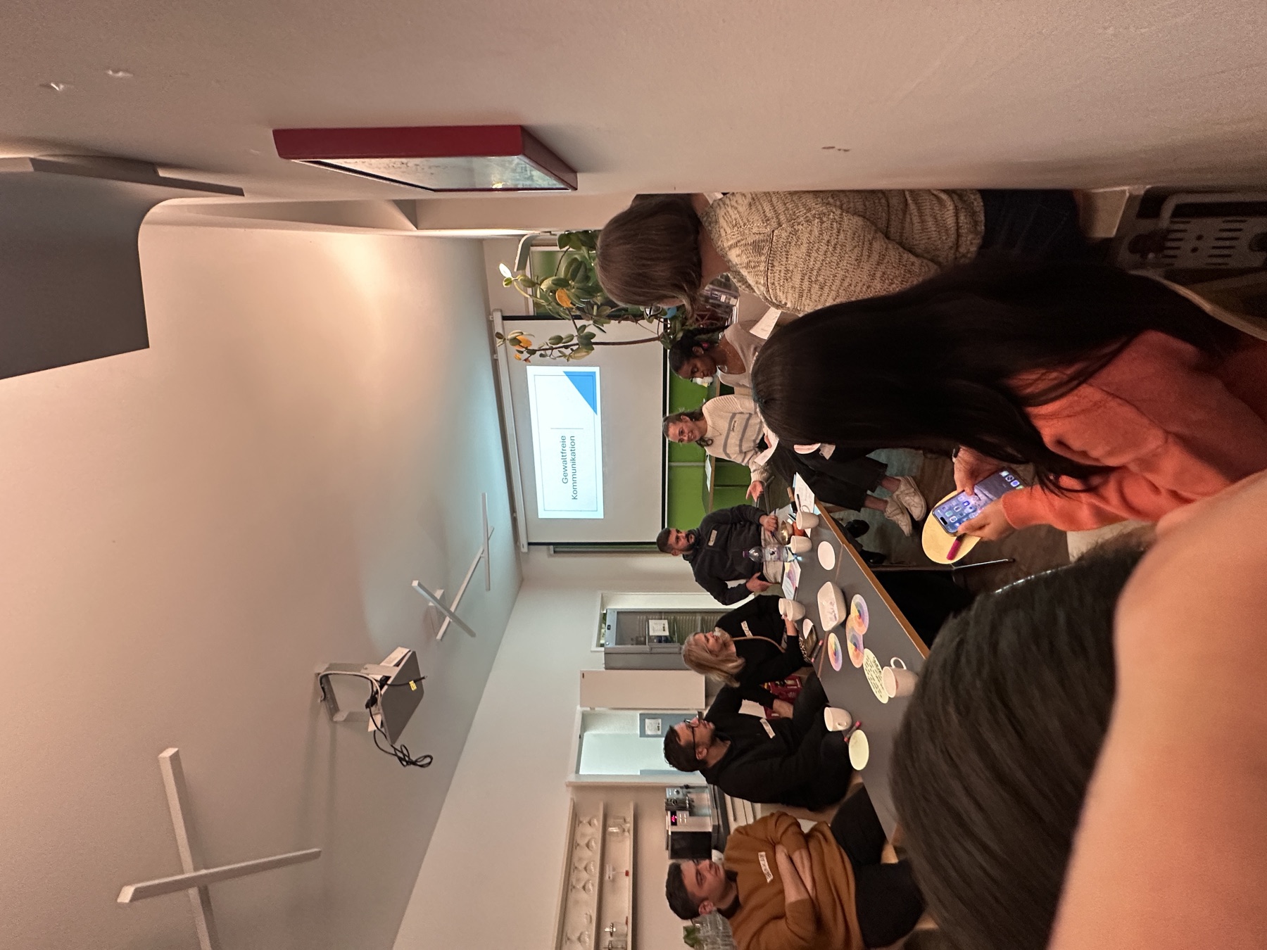 Workshop-Diskussion in Kleingruppen an Tischen