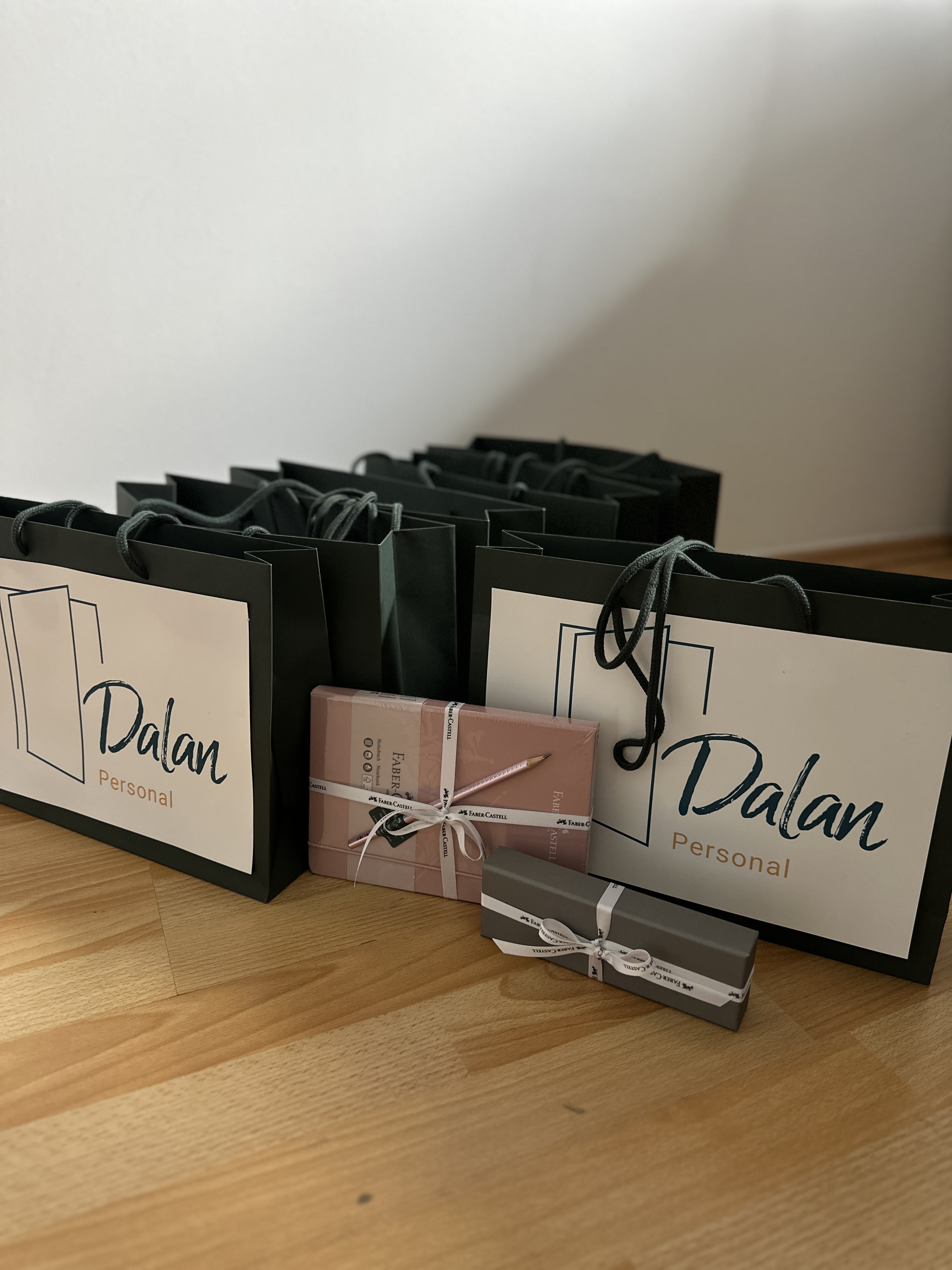 Von Dalan Personal vorbereitete Schultüten und Geschenke für Kinder