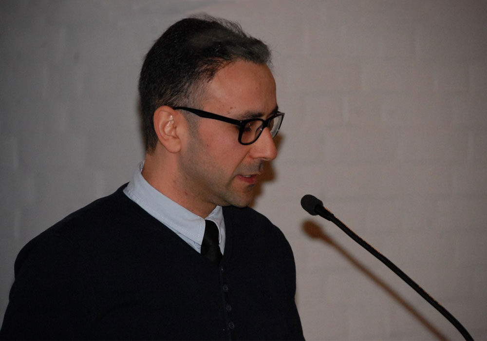 Sadegh Hemmati hält einen Vortrag über die ideale Gesellschaft
