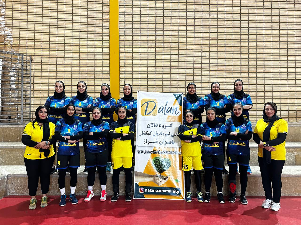 Frauen-Volleyballteam mit Dalan-Banner in der Sporthalle