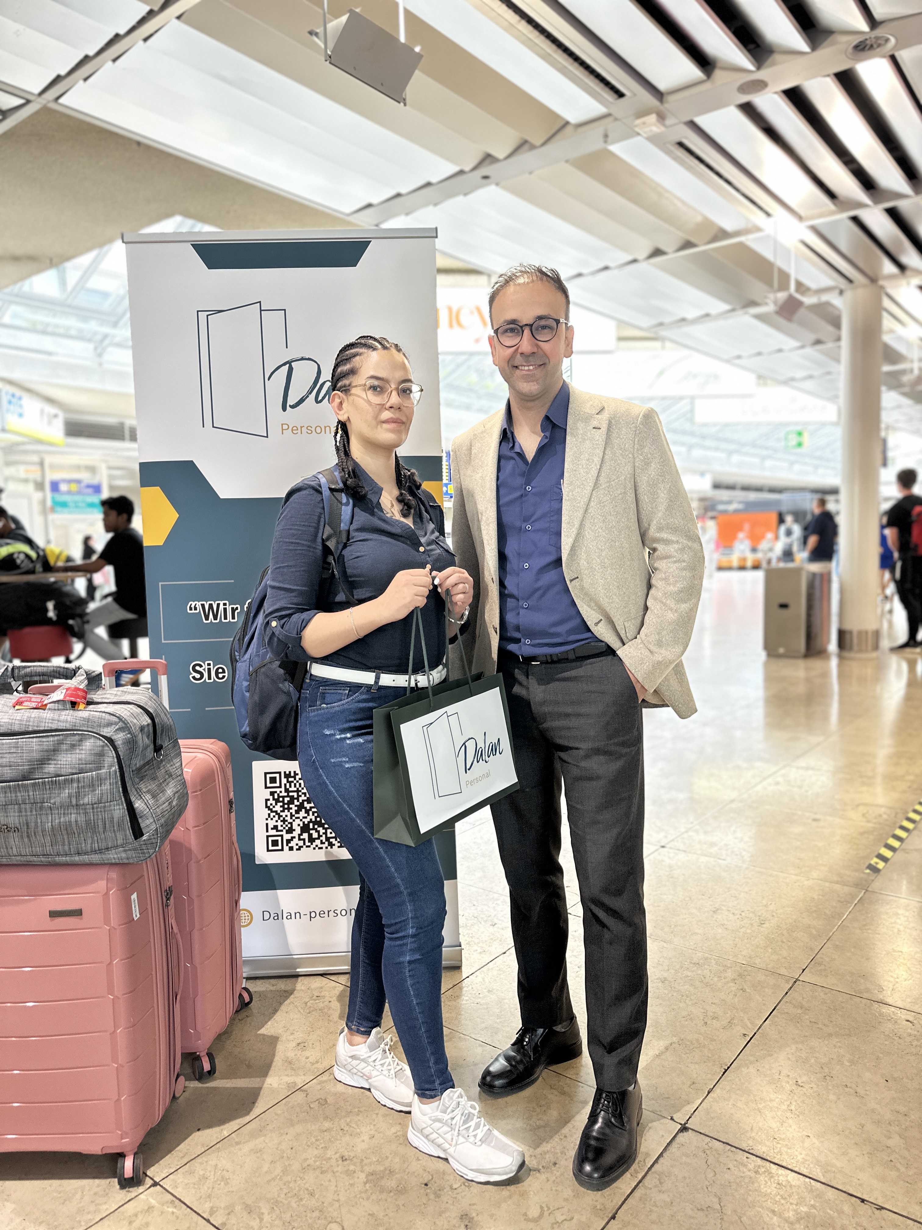 Talent-Empfang am Flughafen mit Dalan Banner